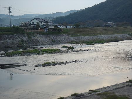 �����V����̖ڂ̑O�𗬂��g���@���Ƃ̂ς킷��