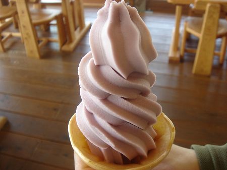 紫芋ソフトクリーム　さとのぱわすぽ